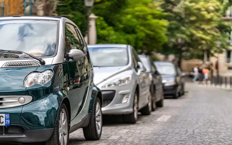 Pour déterminer la taille idéale d'une place de parking, plusieurs facteurs doivent être pris en compte. Tout d'abord, la commodité est essentielle. Un autre facteur important est la maniabilité. Les véhicules doivent avoir suffisamment d'espace pour circuler sans difficulté dans le parking. Ceci est particulièrement important pour les véhicules de grande taille, tels que les SUV, qui ont besoin de plus d'espace pour tourner et se garer. Dans cet article, nous parlerons de la largeur des voitures notamment les critères à considérer pour le stationnement. Comment les dimensions d'une voiture peuvent-elles influer sur le choix de votre véhicule ? Imaginez que vous achetiez des chaussures de mauvaise taille : vous seriez contrarié, ennuyé, et même si vous les portiez encore, vous n'en serez jamais satisfait. Il en va de même pour votre voiture : il faut connaître les dimensions moyennes d'une voiture pour s'adapter à votre mode de vie. Si vous ne tenez pas compte des dimensions d'une voiture, vous risquez de la trouver trop grande pour la garer dans votre garage, trop longue pour la garer en marche arrière dans la rue, voire trop grande pour les parkings à plafond bas. Les dimensions extérieures d'une voiture - sa longueur, sa largeur et sa hauteur - sont un élément important à prendre en compte lorsque vous essayez de déterminer si elle vous convient. Il est important de connaître les dimensions de votre voiture lorsqu'il s'agit de la garer. Les trois dimensions standard d'une voiture sont la longueur, la largeur et la hauteur. La longueur correspond à la mesure de l'avant à l'arrière de la voiture, la largeur d'un côté à l'autre et la hauteur du sol au point le plus haut de la voiture. Facteurs qui influencent les exigences en matière d'espace de stationnement Outre la taille de votre voiture, d'autres facteurs peuvent influer sur l'espace dont vous avez besoin pour vous garer. Ces facteurs sont les suivants Les types de véhicules : Les différents types de véhicules ont besoin d'un espace différent. Par exemple, un SUV nécessitera plus d'espace qu'une voiture compacte. L'espace nécessaire à l'ouverture des portes de la voiture : Vous devez vous assurer qu'il y a suffisamment d'espace pour que les portes de votre voiture puissent s'ouvrir complètement, surtout si vous avez des passagers. Proximité d'autres objets : Vous devez tenir compte de la proximité d'autres objets, tels que des murs, des piliers et d'autres véhicules lorsque vous vous garez. Stationnement parallèle ou perpendiculaire : le type de stationnement a une incidence sur l'espace dont vous avez besoin. Le stationnement parallèle nécessite moins d'espace que le stationnement perpendiculaire. En tenant compte de ces facteurs, vous pouvez vous assurer de garer votre voiture de manière sûre et efficace. En définitive, il est essentiel de connaître l'espace nécessaire pour garer sa voiture afin d'éviter les dommages et d'assurer la sécurité pendant le stationnement. En tenant compte de la taille de votre voiture, de l'espace nécessaire à l'ouverture des portes, de la proximité d'autres objets et du type de stationnement, vous pouvez garer votre voiture plus efficacement. En suivant ces conseils, vous pouvez vous assurer que votre voiture est garée en toute sécurité.