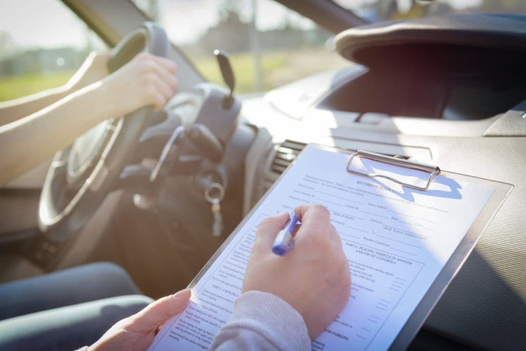 Passez votre permis de conduire de chez vous grâce à une auto-école en ligne