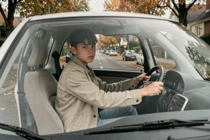 Adolescent de 14 ans au volant d'une voiture sans permis dans une rue résidentielle calme