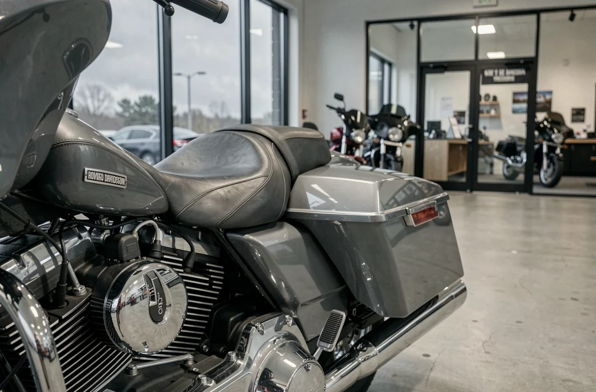 Détail du moteur et du réservoir chromé d'une Harley Davidson Road King en concession, illustrant les modèles concernés par l'assurance moto