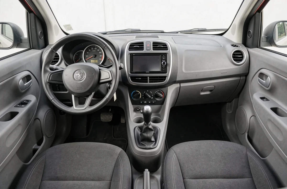 Intérieur et tableau de bord d'une voiture sans permis diesel moderne avec compteur numérique