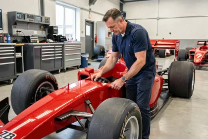 Spécialiste motorsport inspectant une voiture de course de formule rouge dans un atelier professionnel