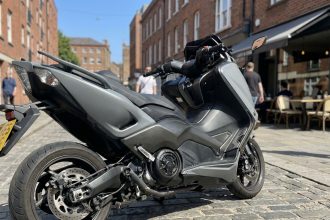 Moteur TMAX 125cc sur fond neutre