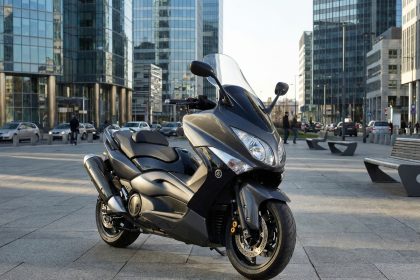 Maxi-scooter TMAX 500 sur une route ensoleillée