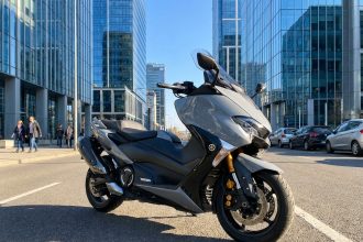 Maxi-scooter TMAX 560 sur une route ensoleillée