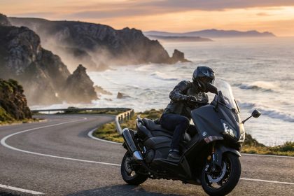 Maxi-scooter TMAX 750 sur une route ensoleillée