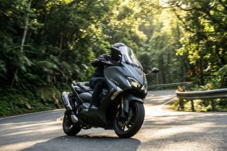 Yamaha Tmax Iron Max garé sur une route ensoleillée