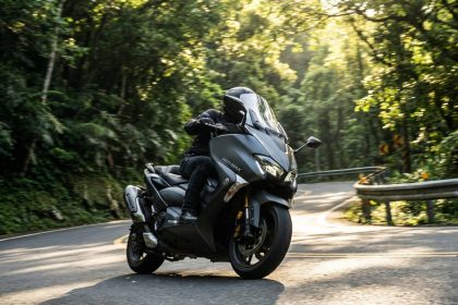 Yamaha Tmax Iron Max garé sur une route ensoleillée