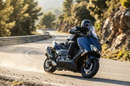 Tmax en pleine performance sur circuit, vitesse impressionnante
