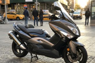Tmax Turbo en pleine action sur circuit automobile
