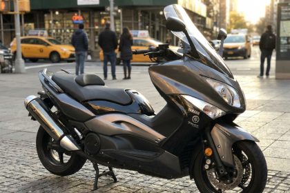 Tmax Turbo en pleine action sur circuit automobile