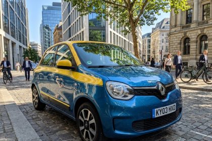 Twingo électrique modèle 2026 en stationnement urbain