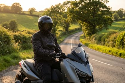 Scooter Xmax 125 modèle 2025 en stationnement