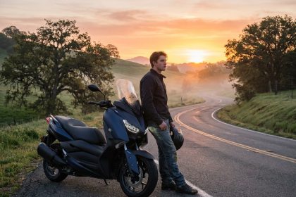 Scooter Yamaha Xmax 125 sur une route ensoleillée